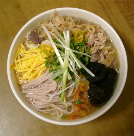 Chữ thang ở đây là canh, nghĩa là bún chan từ một thứ nước canh đặc biệt bởi vì nồi nước dùng là linh hồn của món bún thang. Nó được ninh thật kỹ bằng xương gà, xương lợn và tôm he khô. Trong khi ninh phải trông chừng để vớt hết bọt cho nước thật trong. Thế mới giữ được chất đạm và vị ngọt tự nhiên cho nước dùng.