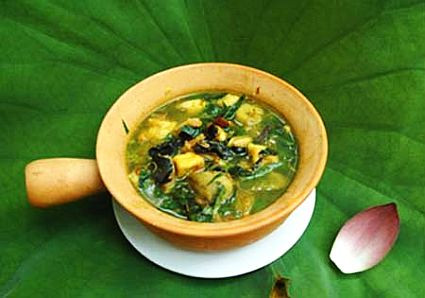 Nổi tiếng nhất có lẽ là bún ốc bà Sáu ở Mai Hắc Đế. Điểm đặc biệt của hàng này là nước dùng rất thơm, vị thanh đặc biệt. Không bán ốc nhỏ, nhưng ốc mít vừa vặn, ăn giòn, thơm.