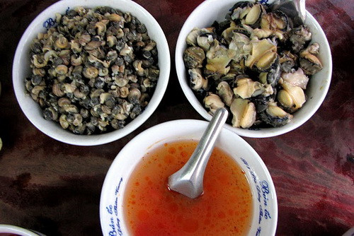 Được nhiều người nhắc tới và nhớ nhung còn là bún ốc nguội ngay đầu Ô Quan Chưởng. Không rau sống ăn kèm, và không gì khác nhưng ốc ở đây thì giòn thơm, sạch tuyệt đối và nước chấm có vị ngon đặc biệt khó tả, vừa có vị thanh nhẹ của dấm bỗng, hơi chua, ngọt.