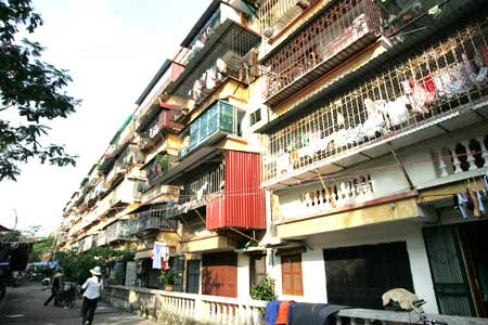 "Tử thần" rình rập người dân sống tại các khu tập thể cũ. Ảnh Đất Việt