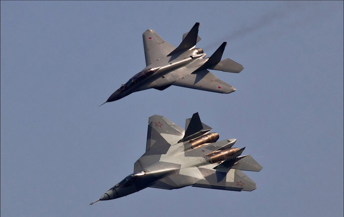 Tàng hình cơ Su-T-50 tại lễ kỷ niệm 100 năm Không quân Nga (12/8/2012).