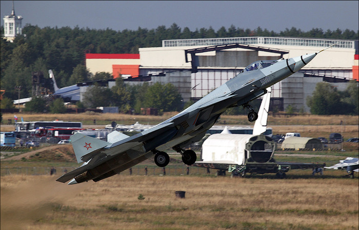 Tàng hình cơ Su-T-50 tại lễ kỷ niệm 100 năm Không quân Nga (12/8/2012).