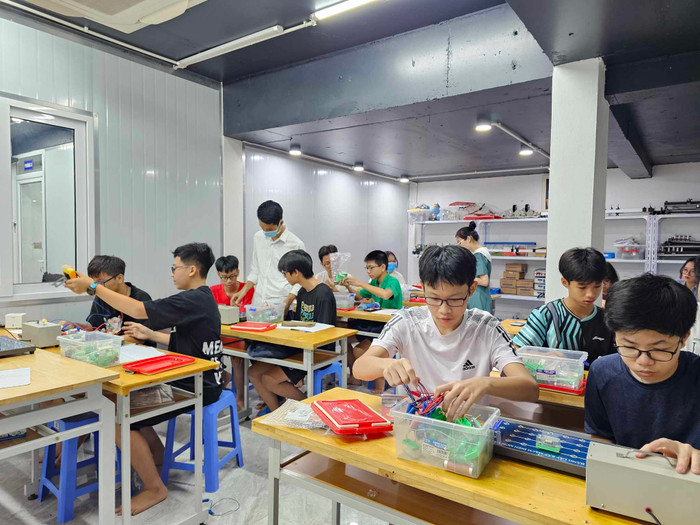 Học sinh hứng thú, say mê khi được thực hành. Ảnh: Mai Túc Học sinh hứng thú, say mê khi được thực hành. Ảnh: Mai Túc