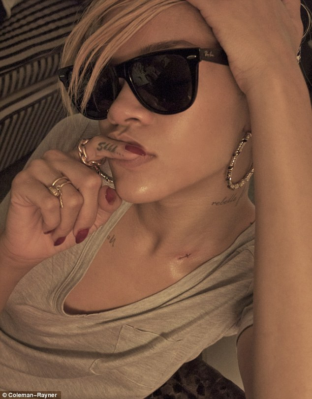 Gần đây nữ ca sĩ xuất hiện trên các phương tiện truyền thông với hình ảnh rất quái lạ, từ kiểu tóc vàng hoe tới chiếc áo xuyên suốt. Và giờ đây, lại thêm một hình xăm rất khó hiểu. Gần đây nữ ca sĩ xuất hiện trên các phương tiện truyền thông với hình ảnh rất quái lạ, từ kiểu tóc vàng hoe tới chiếc áo xuyên suốt. Và giờ đây, lại thêm một hình xăm rất khó hiểu.