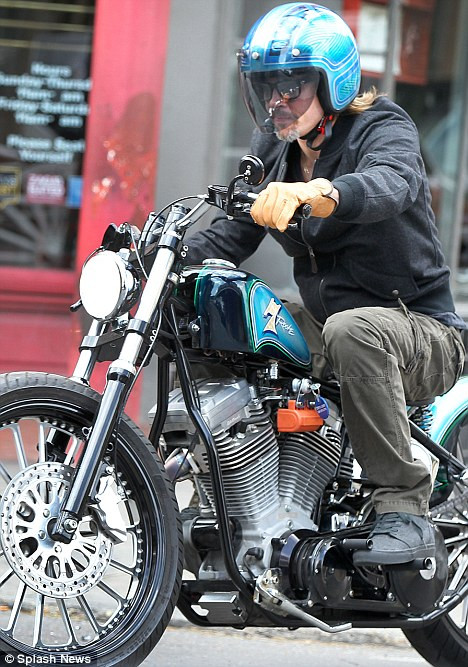 Lượn phố phường bằng motor là sở thích của Brad. Anh thậm chí còn dám đi xe máy trên đường phố Sài Gòn trong dịp đặt chân tới đây vài năm trước.