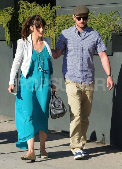 Justin rất ân cần với bạn gái.