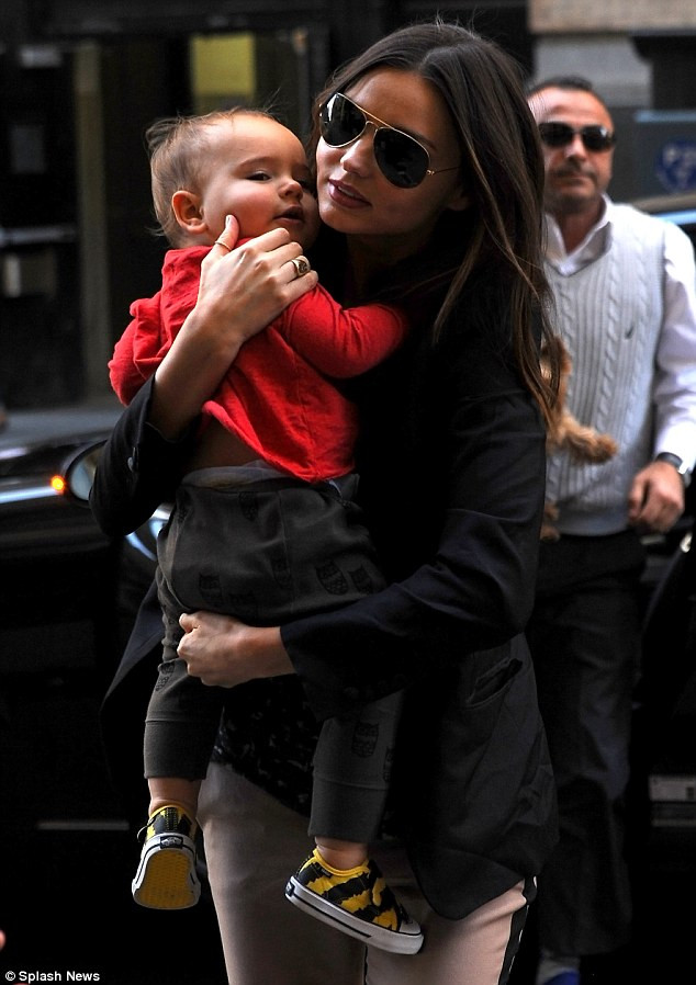 Cậu con trai cưng của hai vợ chồng Mirranda và Orlando Bloom có vẻ hơi buồn ngủ.