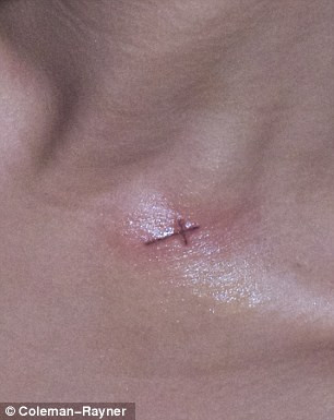 Hình xăm của Rihanna vẫn còn "mới coong" vì nó vẫn còn vết đỏ. Lý do chọn hình xăm cây thánh giá nằm nghiêng, ngay dưới cổ, Rihanna cho biết: Nó rất có ý nghĩa với tôi. Hình xăm của Rihanna vẫn còn "mới coong" vì nó vẫn còn vết đỏ. Lý do chọn hình xăm cây thánh giá nằm nghiêng, ngay dưới cổ, Rihanna cho biết: Nó rất có ý nghĩa với tôi.