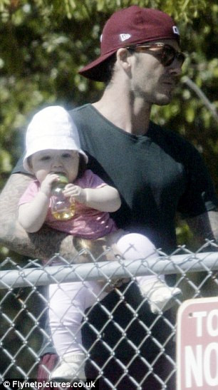 Cậu con trai Romeo 9 tuổi của vợ chồng Beck - Vic đang chơi bóng rổ. Ông bố luôn luôn cổ vũ nhiệt tình trong những trận bóng mà các con tham gia. Cậu con trai Romeo 9 tuổi của vợ chồng Beck - Vic đang chơi bóng rổ. Ông bố luôn luôn cổ vũ nhiệt tình trong những trận bóng mà các con tham gia.