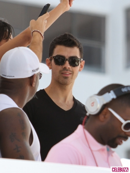 Joe là một trong những anh chàng bảnh trai đào hoa của ban nhạc gia đình Jonas. Anh từng dính nghi án tình cảm với rất nhiều sao trẻ như Taylor Swift, Demi Lovato...