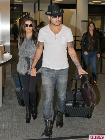 Eva Longoria và bồ trẻ nam ca sĩ trẻ Eduardo Cruz tay trong tay tới Miami. Có tin đồn 2 người đã chia tay. Nhưng thực hư vẫn chưa thể biết.