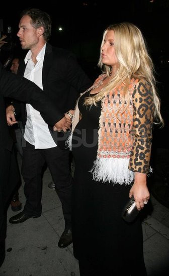 Bà bầu Jessica Simpson đã dành thời gian cuối tuần cho chồng sắp cưới Eric Johnson. Trong một chương trình truyền hình thực tế hôm thứ 3 vừa rồi, Jess đã tiết lộ rằng cô và bạn trai đang chờ đón một bé gái. Dự kiện, vào chủ nhật tới, cô bé sẽ chào đời. Bà bầu Jessica Simpson đã dành thời gian cuối tuần cho chồng sắp cưới Eric Johnson. Trong một chương trình truyền hình thực tế hôm thứ 3 vừa rồi, Jess đã tiết lộ rằng cô và bạn trai đang chờ đón một bé gái. Dự kiện, vào chủ nhật tới, cô bé sẽ chào đời.