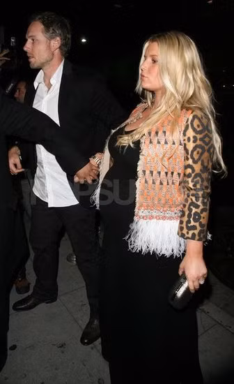 Bà bầu Jessica Simpson đã dành thời gian cuối tuần cho chồng sắp cưới Eric Johnson. Trong một chương trình truyền hình thực tế hôm thứ 3 vừa rồi, Jess đã tiết lộ rằng cô và bạn trai đang chờ đón một bé gái. Dự kiện, vào chủ nhật tới, cô bé sẽ chào đời.