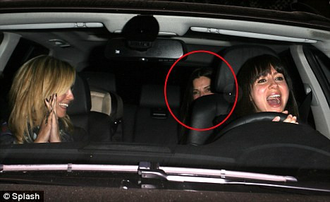 Sandra đã thuê một người trông trẻ để giữ bé Louis trong khi vui vẻ với cô bạn tại khách sạn Hollywood Roosevelt. Cả hai đã cùng uống rượu và nhảy múa thoải mái.Có vẻ như Heidi đang quen dần với cuộc sống của một bà mẹ độc thân. Sandra đã thuê một người trông trẻ để giữ bé Louis trong khi vui vẻ với cô bạn tại khách sạn Hollywood Roosevelt. Cả hai đã cùng uống rượu và nhảy múa thoải mái.Có vẻ như Heidi đang quen dần với cuộc sống của một bà mẹ độc thân.