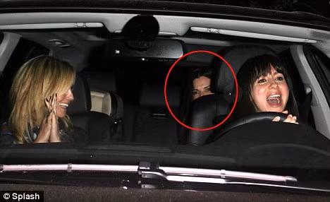 Sandra đã thuê một người trông trẻ để giữ bé Louis trong khi vui vẻ với cô bạn tại khách sạn Hollywood Roosevelt. Cả hai đã cùng uống rượu và nhảy múa thoải mái.Có vẻ như Heidi đang quen dần với cuộc sống của một bà mẹ độc thân.