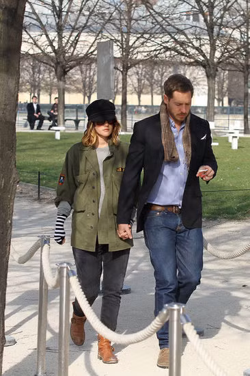 Drew Barrymore và bạn trai Will Kopelman đã bị bắt gặp khi đi dạo tại khuôn viên Tuileries, Paris. Cặp đôi này đã đính hôn cách đây vài tháng. Nếu kết hôn, thì đây là lần thứ 3, Drew lên xe hoa. Hai cuộc hôn nhân ngắn ngủi của Drew là với chủ quán bar Welsh Jeremy Thomas tháng 3/1994 và diễn viên hài Tom Green.