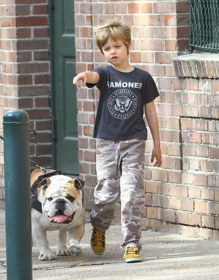 Cô bé Shiloh vẫn chuộng kiểu ăn mặc tomboy. Mặc dù ít tuổi hơn, nhưng cô bé đã cao không kém gì cô chị Zahara