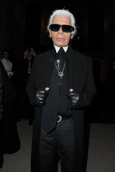 Nhà thiết kế Karl Lagerfel vẫn xuất hiện với trang phục đen, kính đen quen thuộc. Ông luôn là một người không thể lẫn trước đám đông. Nhà thiết kế Karl Lagerfel vẫn xuất hiện với trang phục đen, kính đen quen thuộc. Ông luôn là một người không thể lẫn trước đám đông.