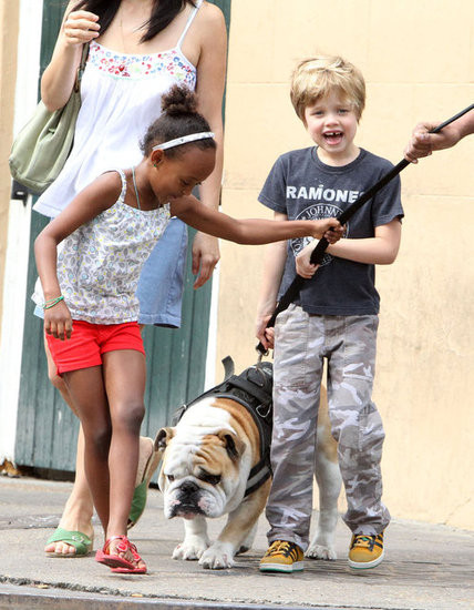 Cô bé 6 tuổi Shiloh có vẻ rất lấy làm thích thú, cười lộ cả răng sún