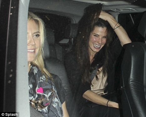 Sandra Bullock dường như đã giúp cho người bạn Heidi Klum có một buổi tối thoải mái. Họ bị bắt gặp sau khi rời một nhà hàng tại Beverly Hills. Heidi đã nở nụ cười rất thoải mái và tự nhiên - điều ít gặp sau khi cuộc hôn nhân của cô đổ vỡ. Sandra Bullock dường như đã giúp cho người bạn Heidi Klum có một buổi tối thoải mái. Họ bị bắt gặp sau khi rời một nhà hàng tại Beverly Hills. Heidi đã nở nụ cười rất thoải mái và tự nhiên - điều ít gặp sau khi cuộc hôn nhân của cô đổ vỡ.