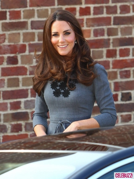 Phải nói rằng, Kate là một trong những cô dâu hoàng gia xinh đẹp và style nhất thế giới. Cô mặc trang phục của Orla Kiely - không rườm rà mà rất thanh lịch, đáng yêu. Đây cũng là nhà thiết kế mà Kate rất yêu thích.