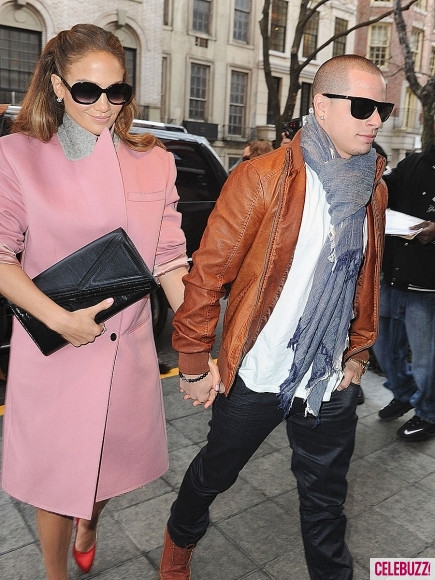 Thời gian gần đây, Jennfer Lopez liên tục bị cánh săn ảnh bắt gặp đi với bồ trẻ Casper Smart. Có vẻ như với Jen, tuổi tác không là vấn đề.