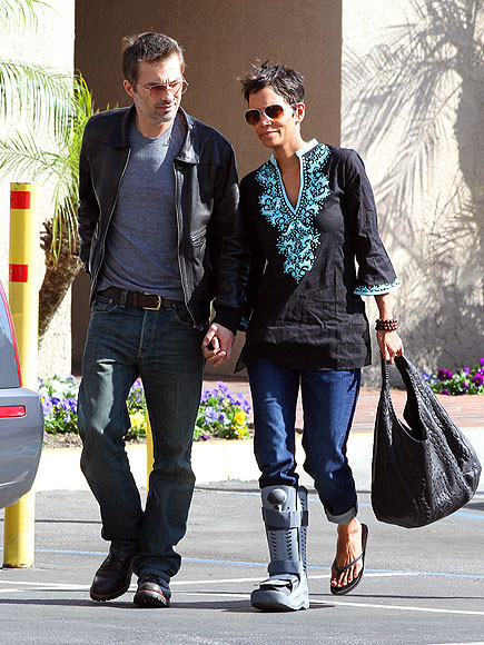 Halle Berry và bạn trai - tài tử Olivier Martinez trông rất tình cảm. Cái chân đau của cô dường như đã bắt đầu hồi phục và cô đi lại rất thoải mái. Halle Berry và bạn trai - tài tử Olivier Martinez trông rất tình cảm. Cái chân đau của cô dường như đã bắt đầu hồi phục và cô đi lại rất thoải mái.