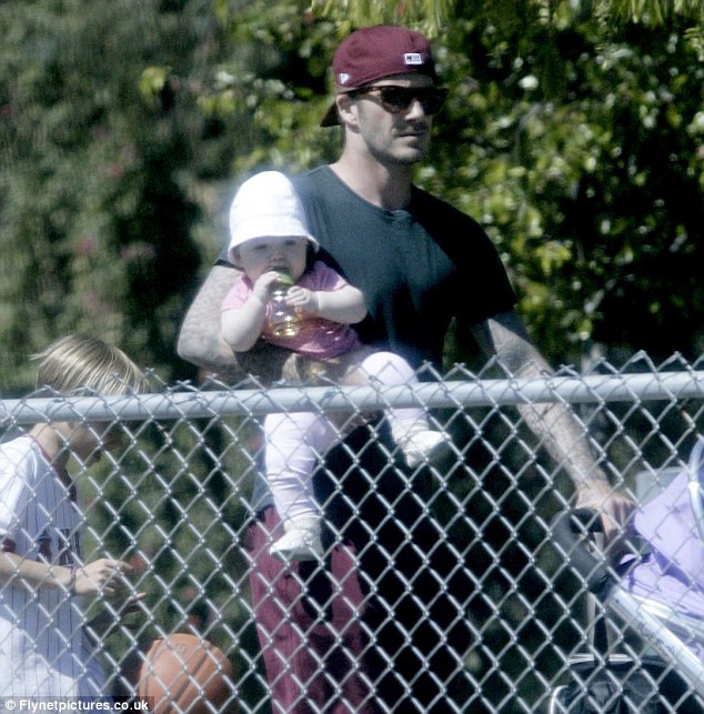 David mặc quần sóc, áo phông thoải mái. Mặc dù có mang theo xe đẩy, nhưng phần lớn thời gian, Beck bế con gái bên hông. Có vẻ như đây cũng là một dịp để cô bé Harper được tắm nắng. David mặc quần sóc, áo phông thoải mái. Mặc dù có mang theo xe đẩy, nhưng phần lớn thời gian, Beck bế con gái bên hông. Có vẻ như đây cũng là một dịp để cô bé Harper được tắm nắng.