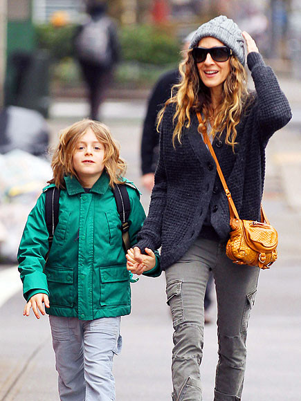 Cũng trong ngày hôm qua, ngôi sao của Sex and the City - Sarah Jessica Parker đưa cậu con trai 9 tuổi James Wilkie tới trường. Hai mẹ con bị cánh săn ảnh bắt gặp trên đường phố New York. Parker là bà mẹ rất quan tâm tới con cái, cô thường xuyên đưa đón các con tới trường. Cũng trong ngày hôm qua, ngôi sao của Sex and the City - Sarah Jessica Parker đưa cậu con trai 9 tuổi James Wilkie tới trường. Hai mẹ con bị cánh săn ảnh bắt gặp trên đường phố New York. Parker là bà mẹ rất quan tâm tới con cái, cô thường xuyên đưa đón các con tới trường.