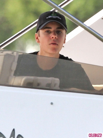 Dù bận rộn với việc đóng phim tại Florida nhưng điều đó không ngăn cấm được việc nữ diễn viên xinh đẹp Selena Gomez dành trọn ngày Chủ nhật cho bạn trai Justin Bieber. Chàng ca sĩ 18 tuổi cũng bị cánh săn ảnh chộp được một hình xăm mới ở tay. Dù bận rộn với việc đóng phim tại Florida nhưng điều đó không ngăn cấm được việc nữ diễn viên xinh đẹp Selena Gomez dành trọn ngày Chủ nhật cho bạn trai Justin Bieber. Chàng ca sĩ 18 tuổi cũng bị cánh săn ảnh chộp được một hình xăm mới ở tay.