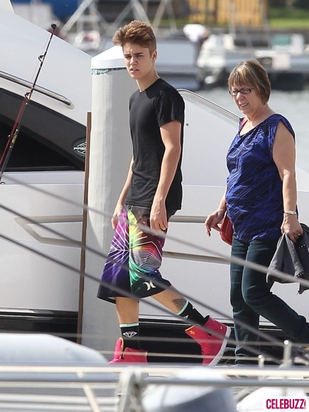 Tuy nhiên, chàng ca sĩ 18 tuổi Justin Bieber tỏ vẻ không thích thú với việc bị cánh săn ảnh bám theo. Tuy nhiên, chàng ca sĩ 18 tuổi Justin Bieber tỏ vẻ không thích thú với việc bị cánh săn ảnh bám theo.