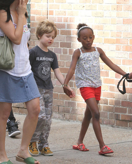 Hai chị em gái Zahara và Shiloh dắt tay nhau rất tình cảm