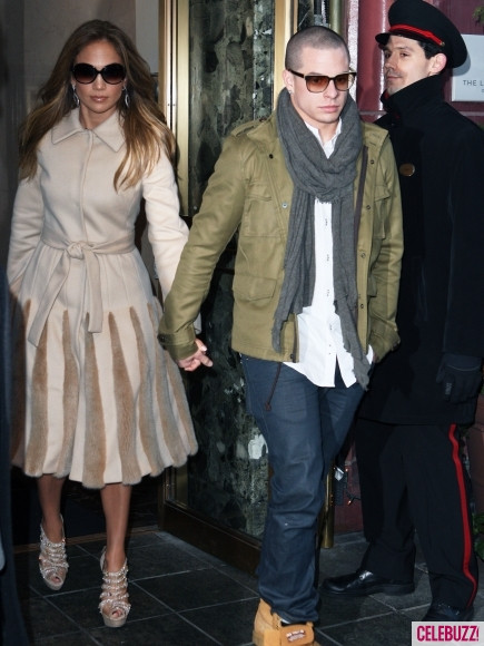 Sau khi một tải khoản Twitter có tên nhà thiết kế người Ý, Roberto Cavalli tiết lộ rằng Jennifer Lopez đã gọi điện và yêu cầu thiết kế một chiếc váy cưới thì người ta nghi ngờ rằng nữ ca sĩ nóng bỏng sắp tái hôn với bồ trẻ Casper Smart.