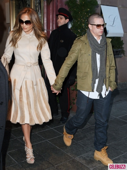 Jennifer và Casper Smart đã bị cánh săn ảnh bắt gặp khi cùng nhau tới David Letterman Show tại New York. J.Lo ăn mặc rất sành điệu như những lần xuất hiện khác.