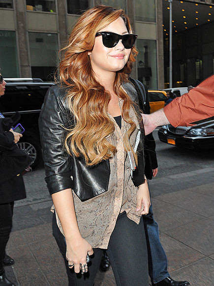 Ngôi sao trẻ của Disney - Demi Lovato mỉm cười với cánh săn ảnh sau khi từ một studio ra. Năm trước Demi đã phải mất một thời gian chữa trị tâm lý vì quá mệt mỏi với sự nổi tiếng.