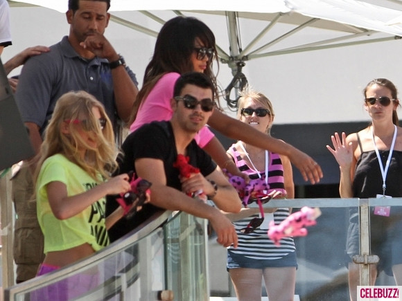 Xung quanh Joe là rất nhiều cô gái với những trang phục sắc màu. Có vẻ chàng trai này đang có một kỳ nghỉ thực sự thú vị.