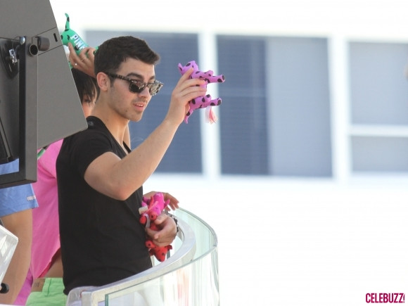 Xung quanh Joe là rất nhiều cô gái với những trang phục sắc màu. Có vẻ chàng trai này đang có một kỳ nghỉ thực sự thú vị.