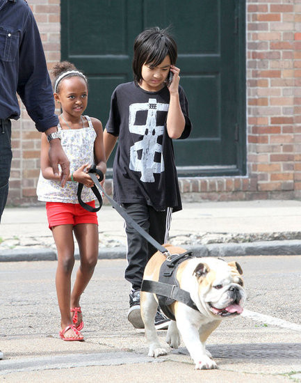 Maddox rất mải mê buôn chuyện điện thoại với ai đó