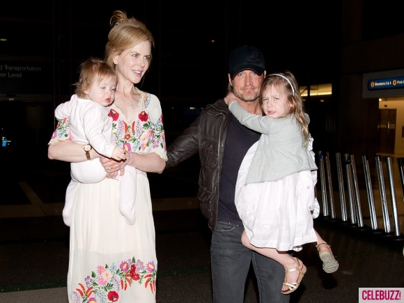 Faith mặc một pijama trắng còn Sunday mặc một bộ váy trắng, đi sandal. Tuy nhiên, hai cô bé dường như chưa quen ống kính máy ảnh nên tỏ ra không thoải mái. Cô bé Sunday bám chặt lấy bố.