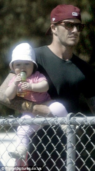 Cô bé Harper trông khá bụ bẫm và tinh nghịch. Cả hai vợ chồng Beck đều rất cưng chiều cô con gái út. Cô bé Harper trông khá bụ bẫm và tinh nghịch. Cả hai vợ chồng Beck đều rất cưng chiều cô con gái út.