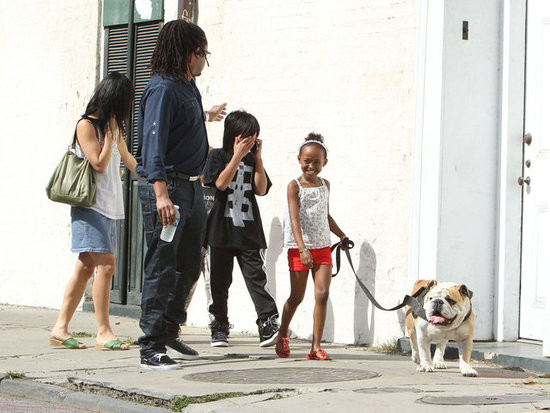 Khi ông bố đang mải mê với chiếc motor thì cậu con cả Maddox và hai cô em Zahara và Shiloh cùng những người trông nom cũng thoải mái dạo phố cùng chú chó cưng.