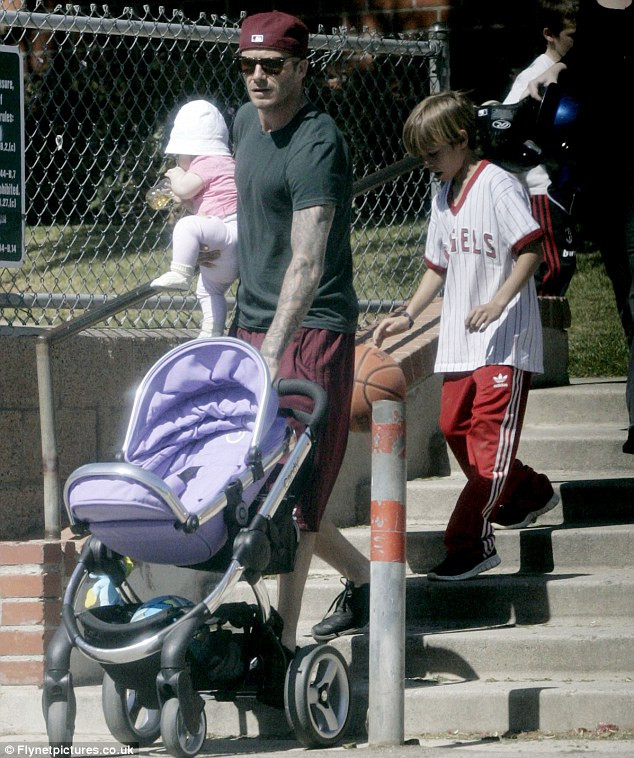 Cô bé Harper trông khá bụ bẫm và tinh nghịch. Cả hai vợ chồng Beck đều rất cưng chiều cô con gái út Cô bé Harper trông khá bụ bẫm và tinh nghịch. Cả hai vợ chồng Beck đều rất cưng chiều cô con gái út