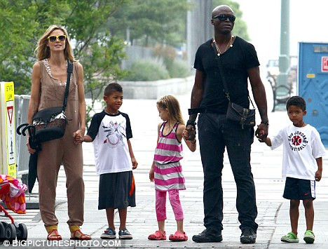 Heidi và Seal từng là một trong cặp đôi đẹp của làng showbiz nhưng họ đã tuyên bố đường ai nấy đi thời gian qua. Seal nói rằng, anh luôn yêu Heidi và 4 đứa con.