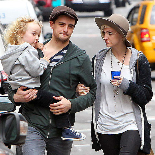 Ashlee Simpson dành thời gian tới hai người đàn ông của cô - bé trai Bronx 3 tuổi và chàng bạn trai Vincent Piazza. Họ bị bắt gặp khi đang trên đường New York. Nữ ca sĩ xinh đẹp đã từng gây shock với fan hâm mộ khi chia tay với người chồng đầu tiên cách đây một năm. Ashlee Simpson dành thời gian tới hai người đàn ông của cô - bé trai Bronx 3 tuổi và chàng bạn trai Vincent Piazza. Họ bị bắt gặp khi đang trên đường New York. Nữ ca sĩ xinh đẹp đã từng gây shock với fan hâm mộ khi chia tay với người chồng đầu tiên cách đây một năm.