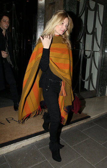 Kate Moss và chồng cô Jamie Hince vừa bị bắt gặp khi rời một khách sạn tại London tối qua và tới tham dự một sự kiện tại Notting Hill Arts Club. Siêu mẫu diện một chiếc khăn choàng to nổi bật. Kate Moss và chồng cô Jamie Hince vừa bị bắt gặp khi rời một khách sạn tại London tối qua và tới tham dự một sự kiện tại Notting Hill Arts Club. Siêu mẫu diện một chiếc khăn choàng to nổi bật.