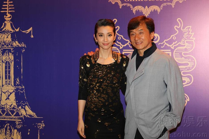 Được biết, các khách mời khi đến tham dự chương trình đều phải trả tiền cho từng chỗ ngồi của mình và toàn bộ số tiền này đều được sung vào quỹ.“Từng đồng xu nhỏ của tất cả các vị đều được dùng cho mục đích từ thiện, tôi rất cảm ơn tấm lòng cũng như sự tin tưởng của tất cả các bạn”- chủ nhân của buổi tiệc phát biểu.