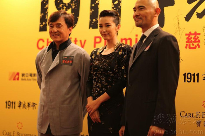 Bỏ quên Tiểu Long Nữ, Thành Long luôn xuất hiện bên cạnh "người vợ xinh đẹp" Lý Băng Băng (Trong phim Cách mạng Tân Hợi, hai người là vợ chồng)