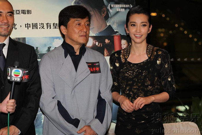 Cô nhanh chóng trở thành tâm điểm của buổi tối hôm đó khi xuất hiện bên nam diễn viên kỳ cựu.