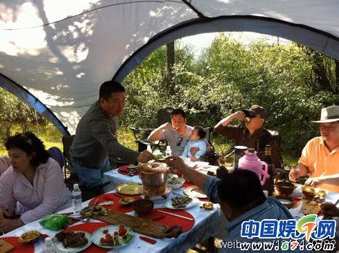 Rất nhiều cư dân mạng tâm sự, dù "én nhỏ" kín tiếng nhưng nhìn những tấm hình ít ỏi này họ cũng thấy vui với hạnh phúc riêng của Triệu Vy.