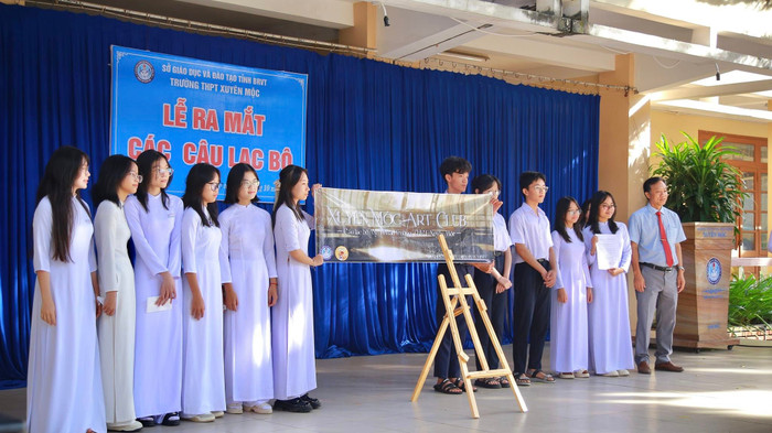 Thầy Võ Thanh Minh Hiệu trưởng Trường THPT Xuyên Mộc trong lễ ra mắt các câu lạc bộ (bìa phải). 462301652_1073237927923194_1248170084516904483_n.jpg